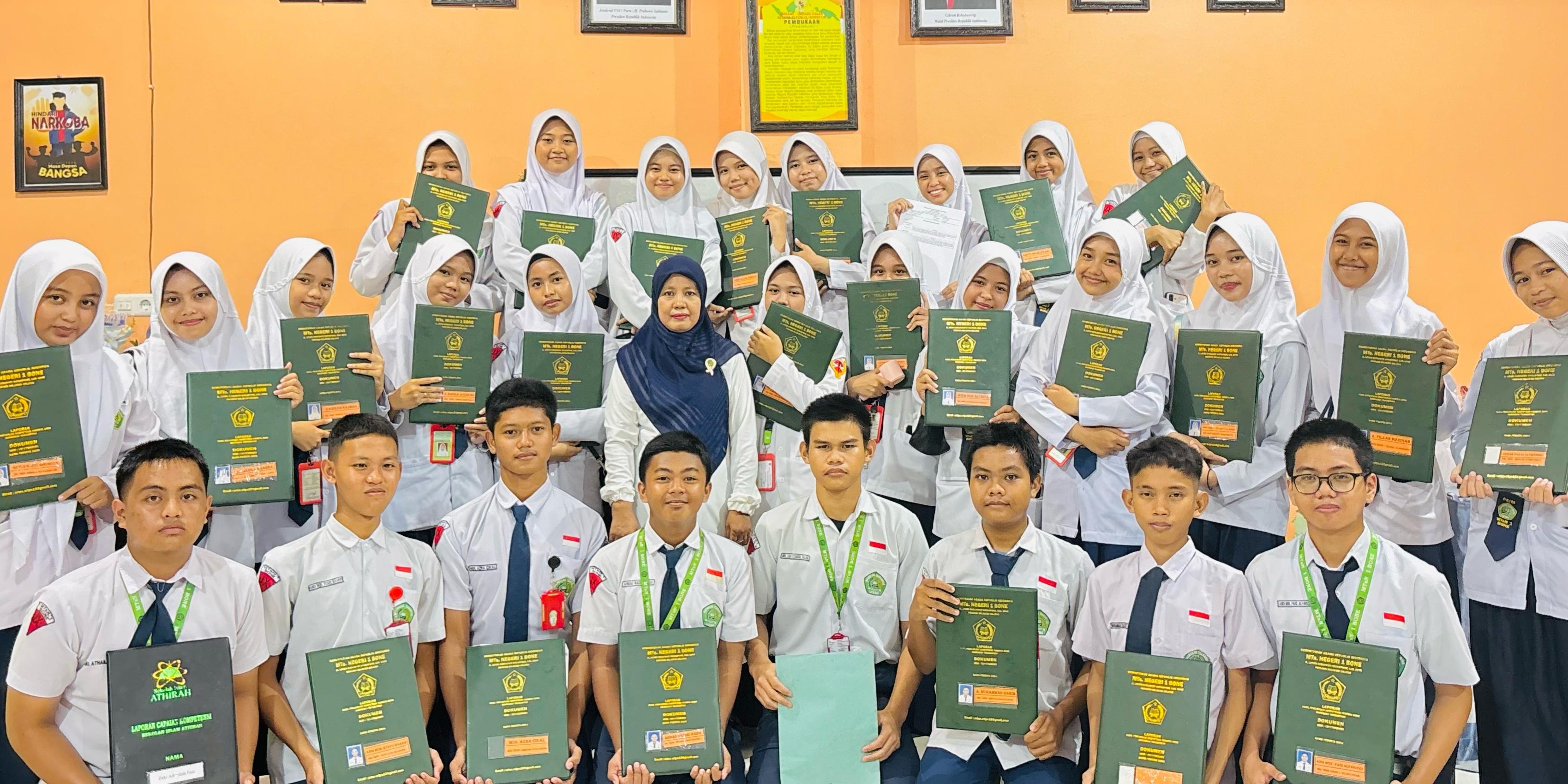 Wali Kelas 9 CI MTsN 1 Bone, A. Ulfah Wati Akil, Bagikan Rapor dan Sampaikan Pesan Haru untuk Anak Didiknya