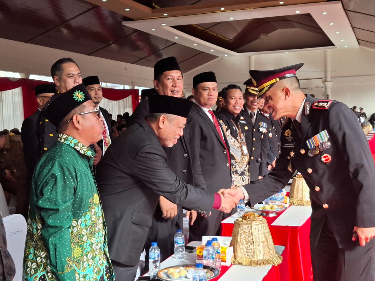 Kapolres Takalar saat menyalami Kepala Kantor Kemenag Takalar H Solihin