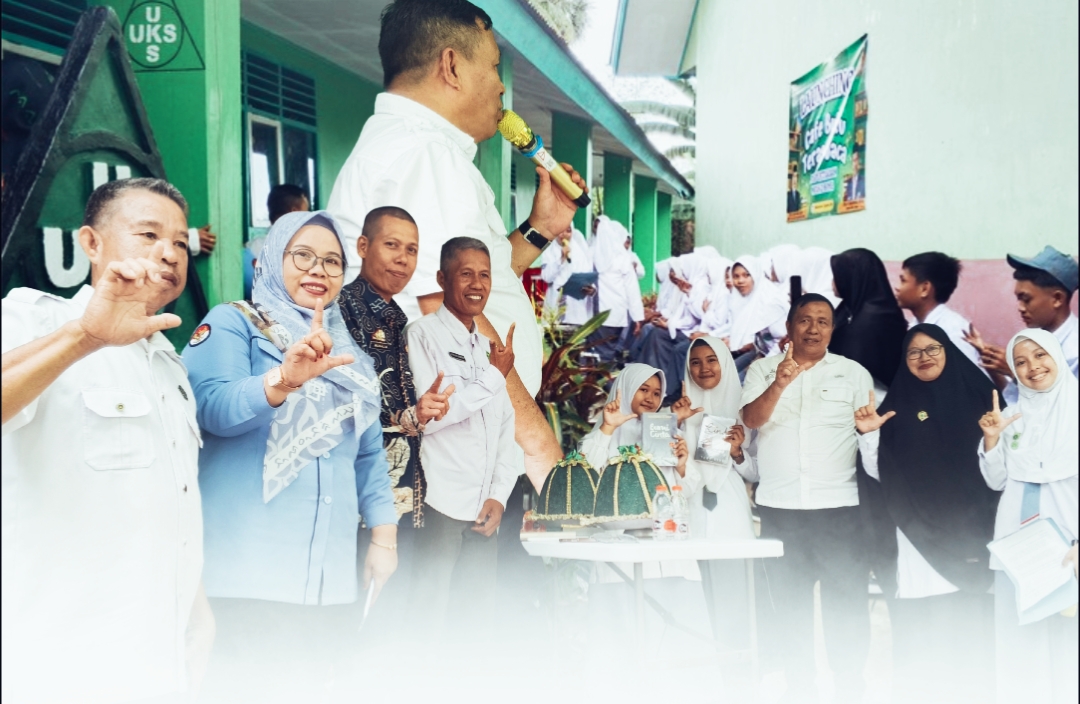 Kepala Kantor Kementerian Agama (Kakan Kemenag) Kab. Bone, Dr. H. Abdul Rafik melaunching Cafe Buku, Teras Baca Perpustakaan MAN 2 Bone, Selasa, 5 Agustus 2025.