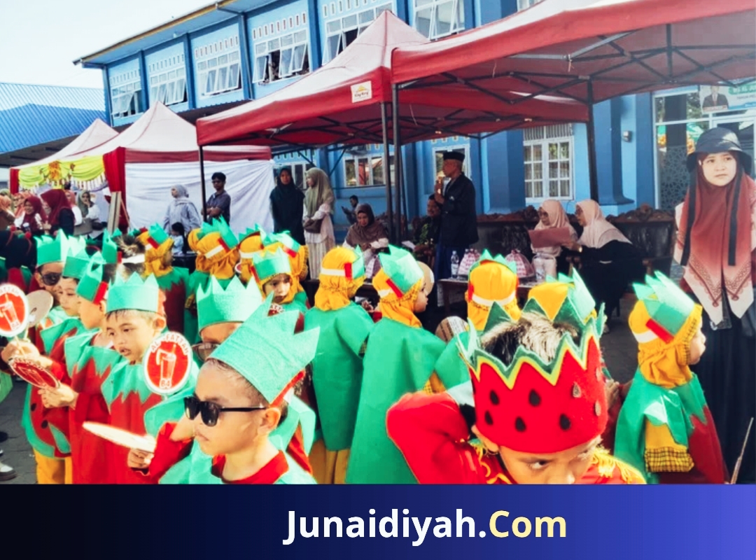 Menyambut Hari Santri Nasional (HSN) Tahun 2025, RA Mahad Hadits Al-Junaidiyah Biru menggelar kegiatan yang dikemas dengan tajuk "Pesona Santri Cilik"