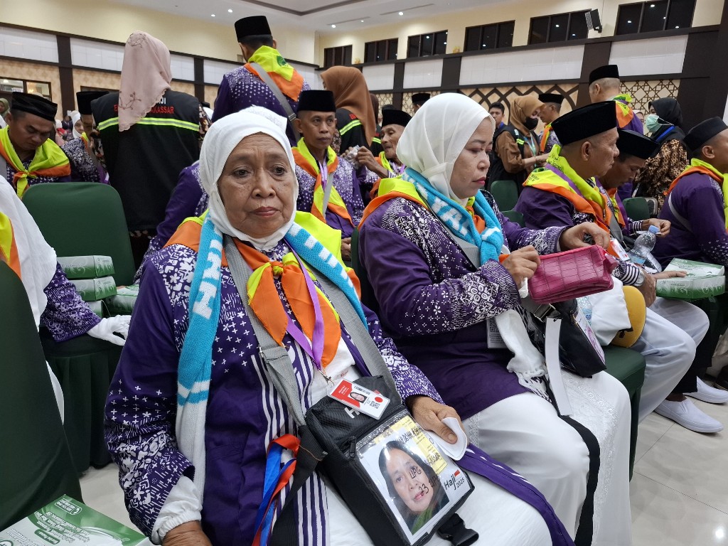 Hasnah (62) jemaah haji Kabupaten Maros yang bisa berhaji dari pelihara bebek di kolong rumahnya.