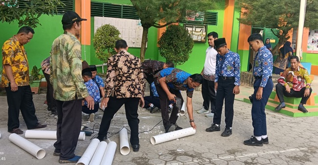 Pembuatan Biopori Di MTsN 2 Sidrap Menuju Sekolah Adiwiyata.