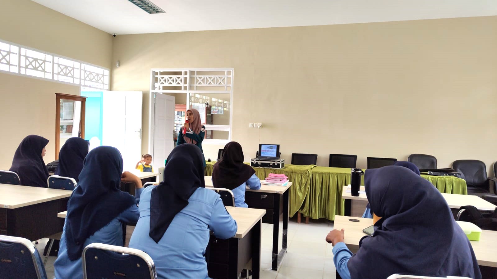 Kepala Cabang YKKI SUL-SELBAR, Ibu Surianti menyampaikan materi tentang Kanker