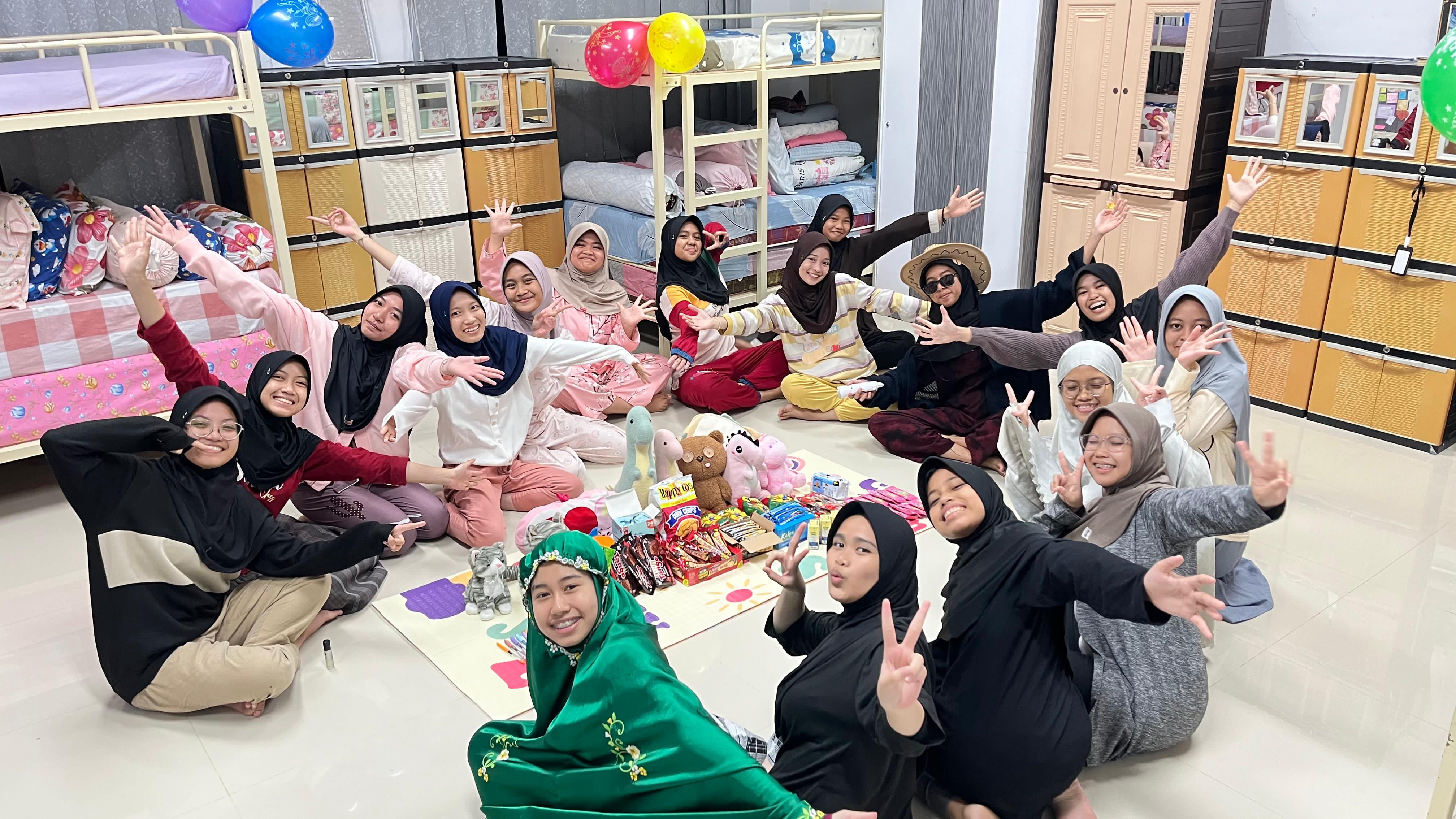 Suasana gembira di salah satu kamar asrama