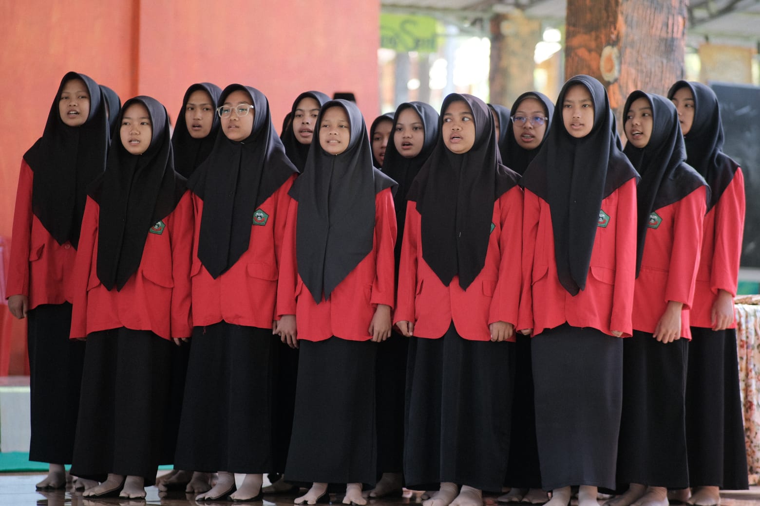 Para santri saat dikukuhkan