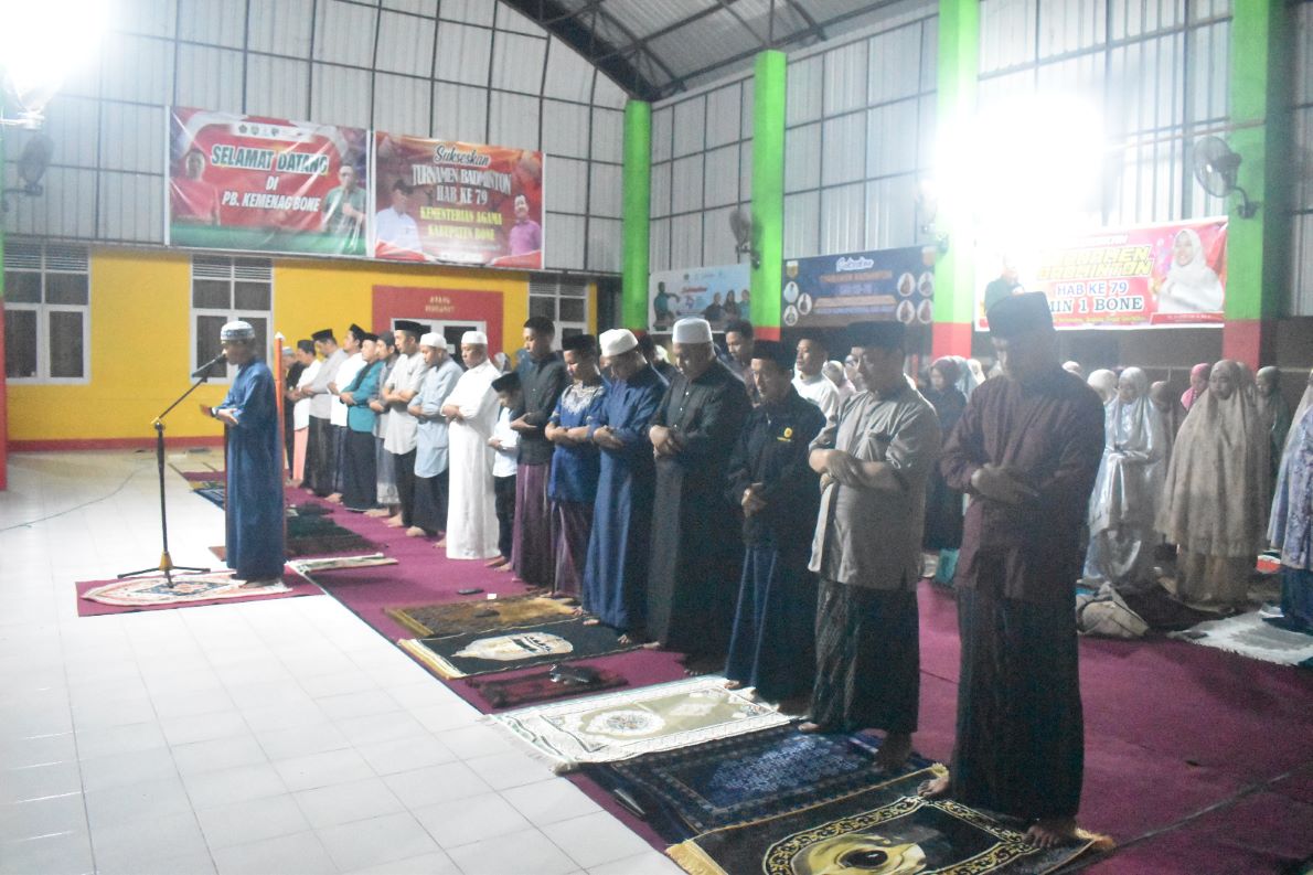 Suasana salat tarawih berjamaah di Gedung Serba Guna Kantor Kemenag Kabupaten Bone