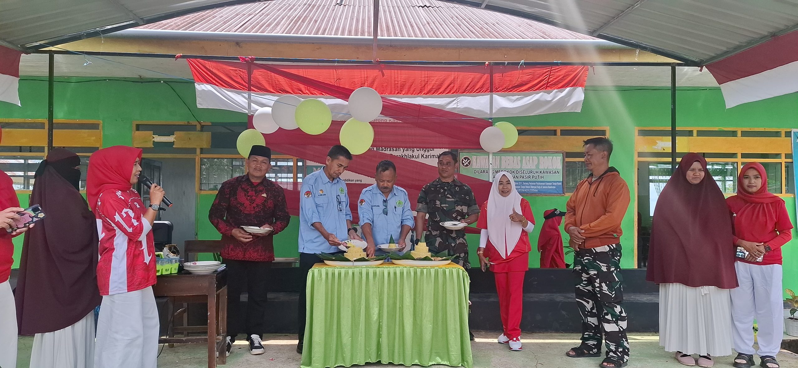 MA Al Ikhwan Gelar Potong Tumpeng HUT ke-80 RI Bersama Pengawas Madrasah