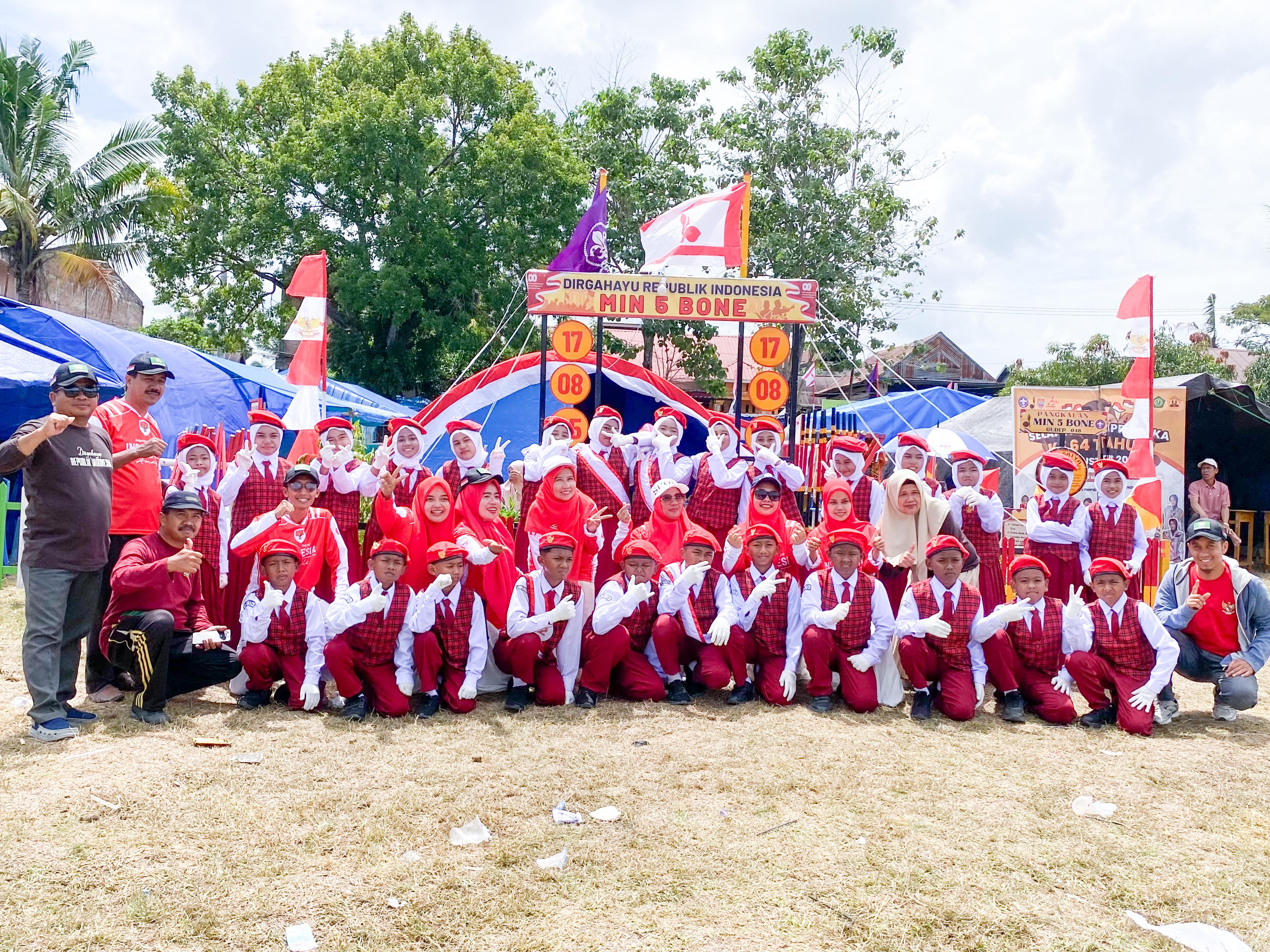 Guru bersama peserta gerak jalan MIN 5 Bone