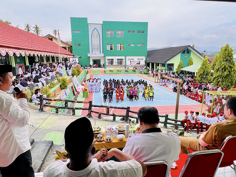 Serahkan Piala Bergilir Kakan Kemenag Enrekang Lihat Potensi Anak SD