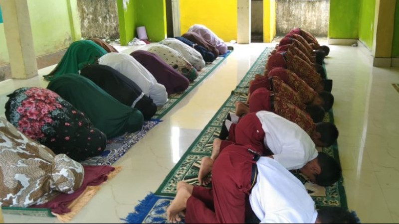 Menumbuhkan Karakter Dan Mental Siswa Mis Karama Lewat Shalat Dhuhur