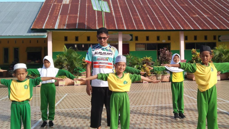 PJOK MI Teacher Ar Rahman Pajekko Guides Students to Warm Up Before Sports