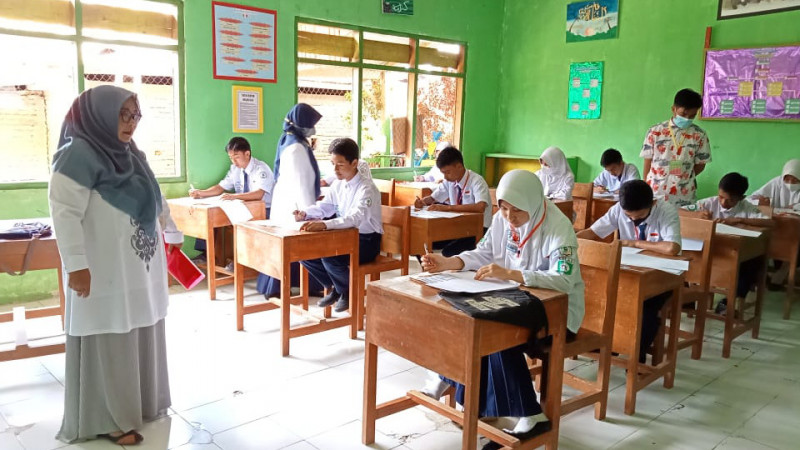 Kasi Penmad Dan Pengawas Madrasah Pantau Pelaksanaan Um Hari Pertama Di Mts Guppi Mattirowalie 5444