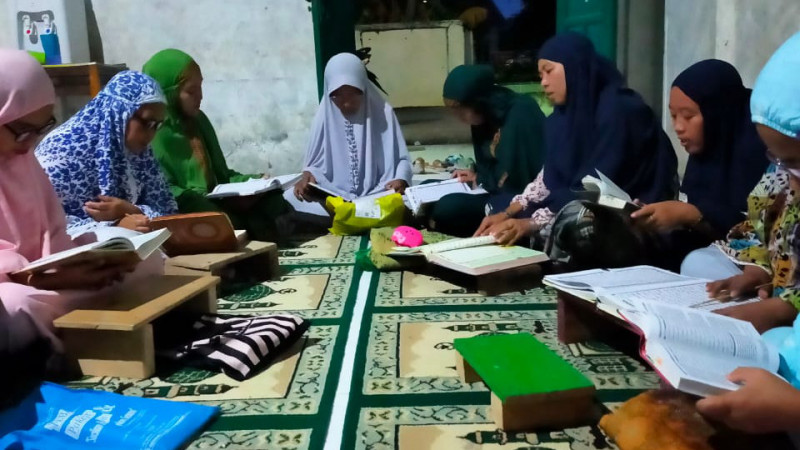 Setiap Subuh Anggota Pos Rutin Adakan Tadarus Alquran 8258