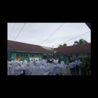 Suasana Upacara Bendera Terakhir Oleh Kelas IX di MTs Kindang Bulukumba