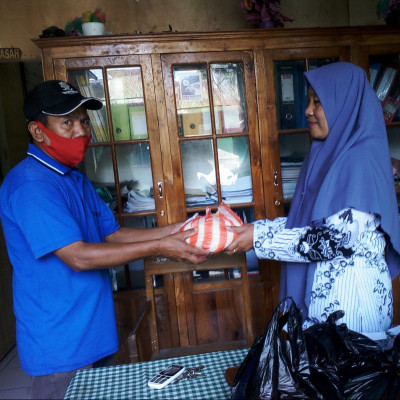 Penyaluran Zakat Fitrah MTs Muhammadiyah Bulukumba Kepada Para Mustahik Sekitar Madrasah