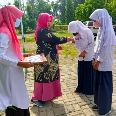 Kamad Beri Hadiah Kepada Tim Safari Ramadhan MTsN 6 Bulukumba