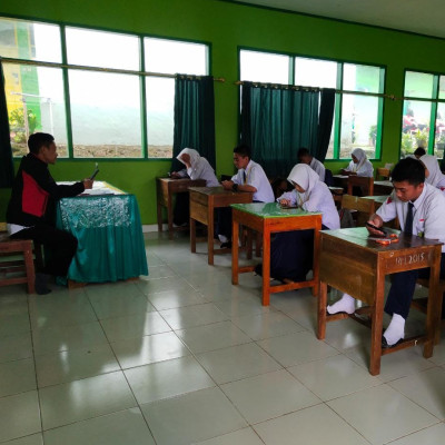 Ujian Madrasah Hari Pertama MTs Mursyidut Thullab Berjalan Lancar