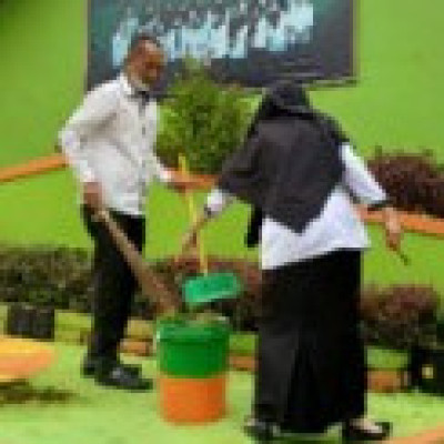 Jelang UM Peserta Didik Gotong Royong Bersihkan Lingkungan Madrasah