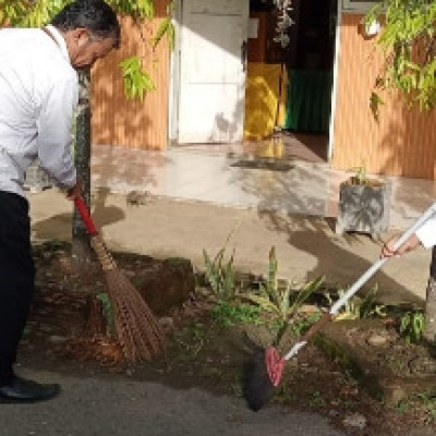 Pasca Cuti Bersama, Siswa MTsN Pangkep Gotong Royong Bersihkan Lingkungan Madrasah