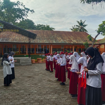 Kepala MIN 1 Bulukumba Gelar Apel Pagi Sebelum Pelaksanaan Ujian Madrasah, Siswa di Ajak Berdoa