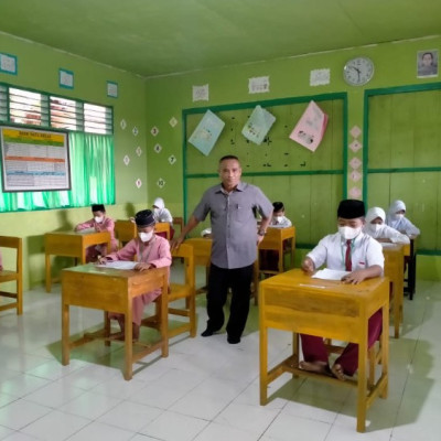 Pengawas Madrasah Pantau UM Hari Ketiga di MIS PP Nurul Falah Borongganjeng