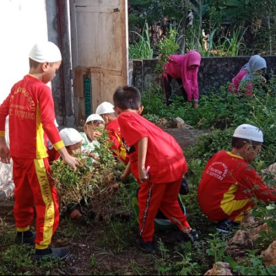 Guru dan Anak Didik RA Melati Salu-Salu Gelar Jumat Bersih