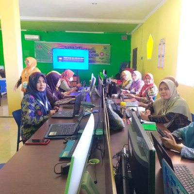 Hari Ketiga Pelatihan TIK, Guru MTs Muhammadiyah Bulukumba Membuat Presentasi Menarik