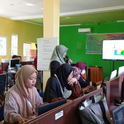 Pelatihan TIK Hari Ke Empat Guru MTs Muhammadiyah Bulukumba Mengikuti Materi Edmodo