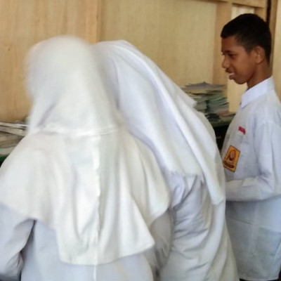 Siswa Kelas VIII MTs Muhammadiyah Bulukumba Kunjungi Perpustakaan Madrasah
