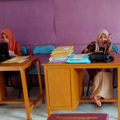 Guru MIS Karama Laksanakan Pemeriksaan Hasil Ujian Madrasah