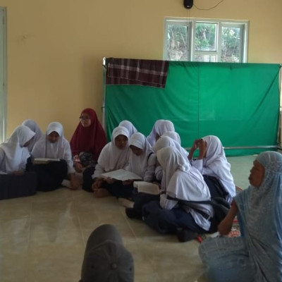 Tenaga Pendidik MTs Guppi Possi Tanah Membersamai Siswa, Tadarusan