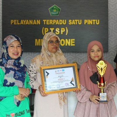 Pejuang Literasi MIN 8 Bone Terima Piala