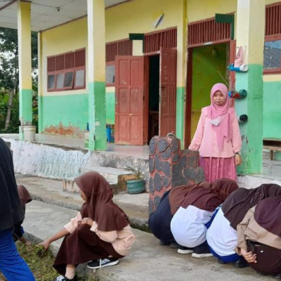 Gelar Jumat Bersih, Guru MTs Negeri 5 Bulukumba Pimpin Langsung Pembersihan Lingkungan Madrasah