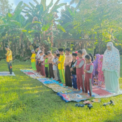 Guru dan Siswa MIS Al-Khaerat Tudonro Giat Laksanakan Shalat Dhuha