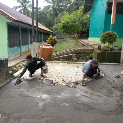 Kamad MTSN 4 Bulukumba Terjun Langsung dalam Pengecoran Lantai Aula Terbuka Madrasah