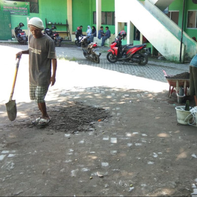 Antisipasi Genangan Air, Kamad MTs Muhammadiyah Bulukumba Lakukan Perbaikan Jalan