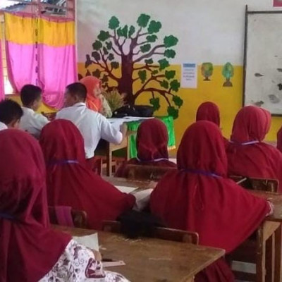Peserta Didik Kelas VI MIS Serre Ikuti Ujian Praktek Bahasa Indonesia