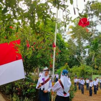 Upacara Bendera Rutin Setiap Hari Senin MTs Tanah Towa Kajang