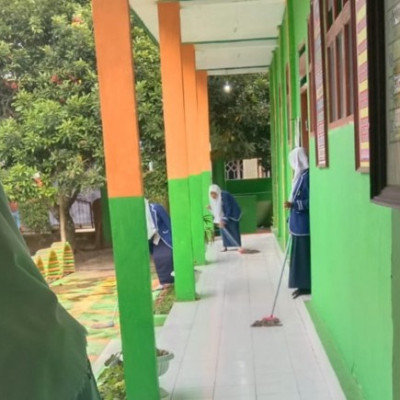 Rasa Tanggung Jawab, Siswa MTs Alhuda Mannaungi Rutin Melaksanakan Kebersihan