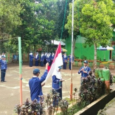 Menumbuhkan Rasa Disiplin, MTs Alhuda Mannaungi Rutin Laksanakan Upacara Bendera