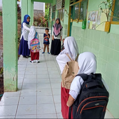 Budayakan Cium Tangan Guru, Siswa di MIS Al-Khaerat Mehu