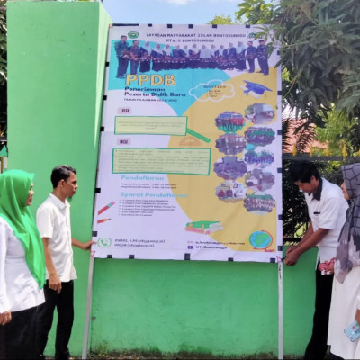 MTs Bontosunggu Pasang Baliho PPDB di Gerbang Madrasah