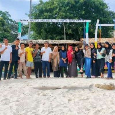 Manfaatkan Hari Libur, Siswa dan Guru MA Ulil Amwal Rekreasi ke Pantai Bara