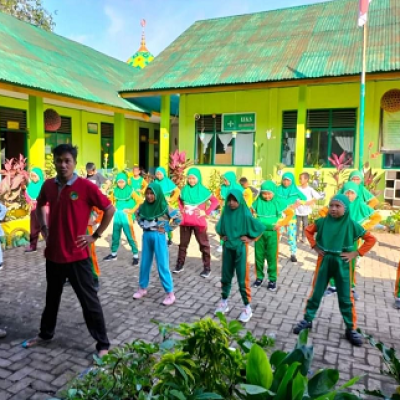 Berolah Raga sebagai Salah Satu  Sarana Menyehatkan Tubuh Dan Fresh fikiran MI Lambupeo