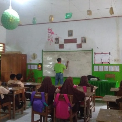 Peserta Didik Kelas Empat MIS Serre, Antusias Belajar Fiqih tentang Shalat Tahajjud
