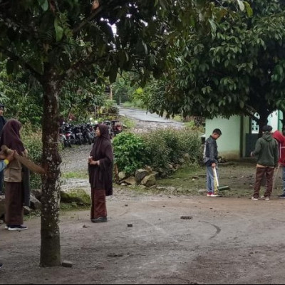 Gotong Royong Wujudkan Madrasah MA Darul-Qalam Yang Bersih Dan Sehat