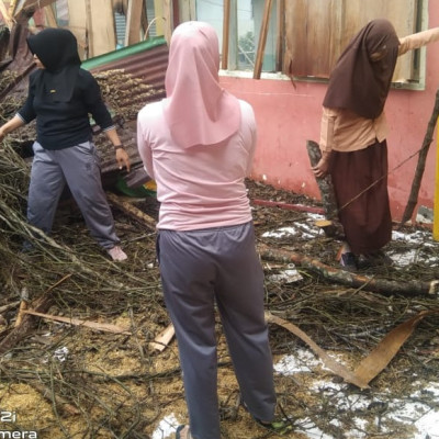 MTs Muhammadiyah Kajang Kerja Bakti Bersihkan Sampah Reruntuhan Pohon Tumbang