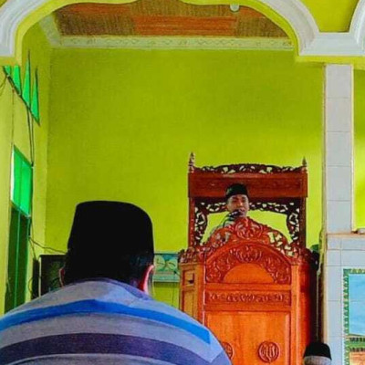 Guru  PJOK MTs Bacari Isi Khutbah Jumat di Masjid  Khaerul Amal
