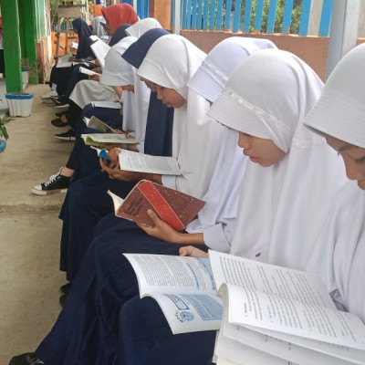 Adakan Literasi Terjadwal Siswa MTs Guppi Sampeang Budayakan Membaca di Lingkungan Madrasah