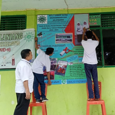 Tindak Lanjuti PPDB, MTsS Darul Ulum Muhammadiyah Jalanjang Melakukan Pemasangan Spanduk